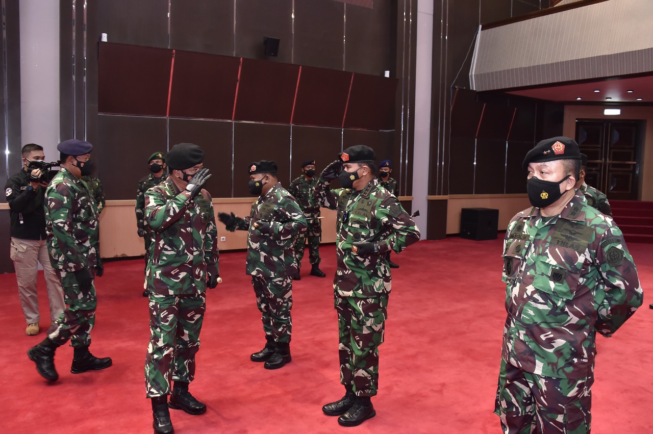 PANGKOGABWILHAN I MENERIMA KENAIKAN PANGKAT YANG DIPIMPIN PANGLIMA TNI