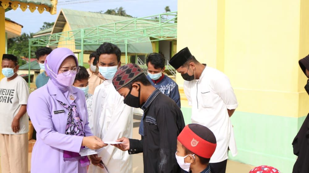 IBU KETUA IKKT PRAGATI WIRA ANGGINI CBS XI KOGABWILHAN I BERBAGI SANTUNAN KEPADA ANAK YATIM DAN MASYARAKAT DI PULAU PENYENGAT
