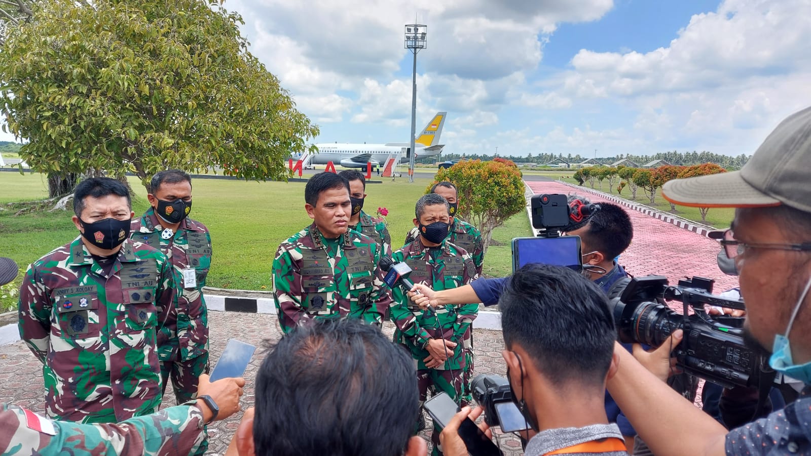 Pangkogabwilhan I Memantau dan Meninjau Langsung Melalui Udara Situasi Laut Natuna Utara dan Perbatasan Terluar Di Pulau Sekatung