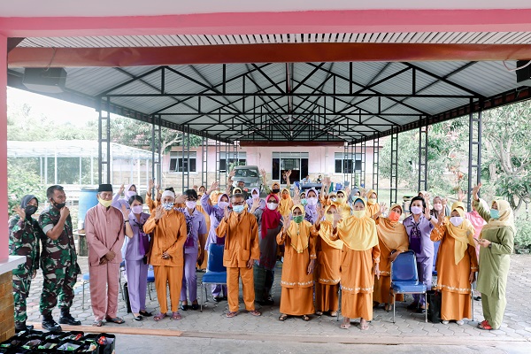 KETUA IKKT PRAGATI WIRA ANGGINI CBS XI KOGABWILHAN I PEDULI DAN BERBAGI DI RUMAH BAHAGIA BINTAN