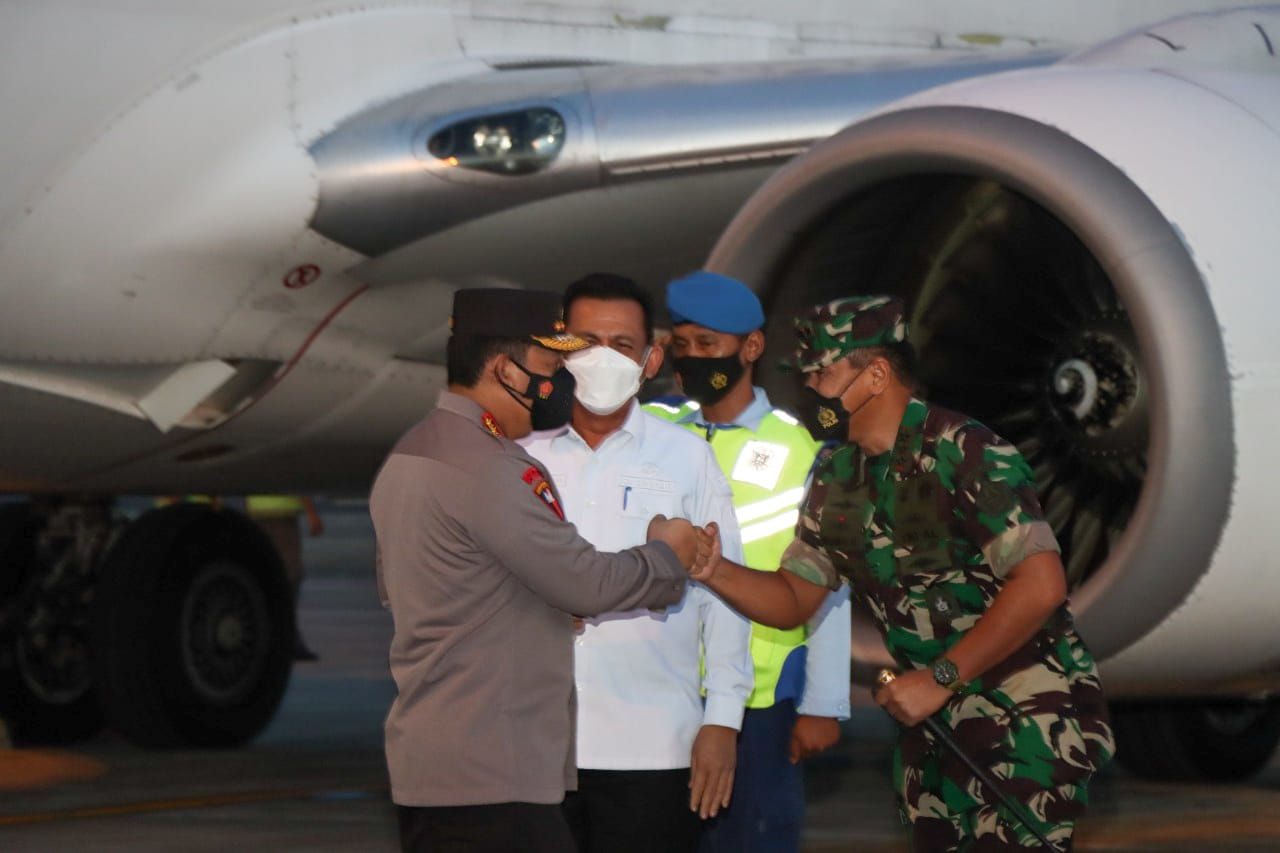 PANGKOGABWILHAN I MENYAMBUT LANGSUNG KEDATANGAN KAPOLRI DI BANDARA RHF TANJUNGPINANG