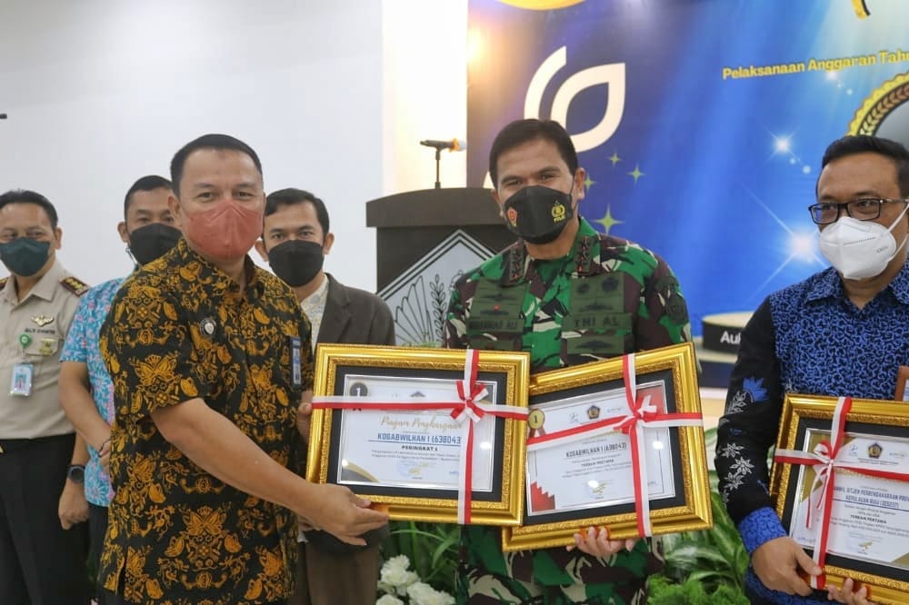 PANGKOGABWILHAN I MENGHADIRI ACARA SEKALIGUS MENERIMA PENGANUGRAHAN  PENGHARGAAN  DARI KPPN TANJUNGPINANG AWARDS TAHUN 2021