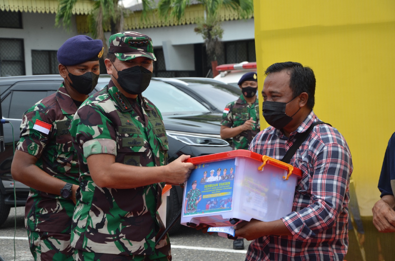 PANGKOGABWILHAN I MELAKSANAKAN SERBUAN VAKSIN DAN BAKTI SOSIAL BERSAMA UNSUR FORKOPIMDA KOTA DUMAI