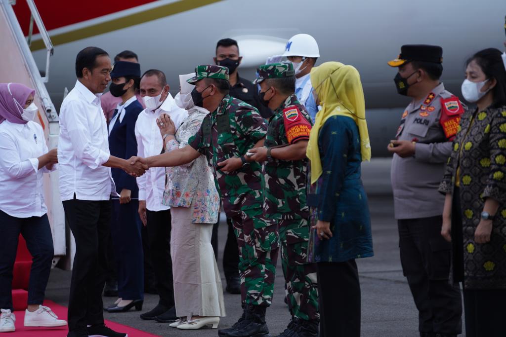 PANGKOGABWILHAN I MENYAMBUT KEDATANGAN PANGLIMA TNI DAN KAPOLRI DALAM RANGKA EVENT F1H20 DI BANDARA INTERNASIOANL SISINGAMANGARAJA XII SILANGIT